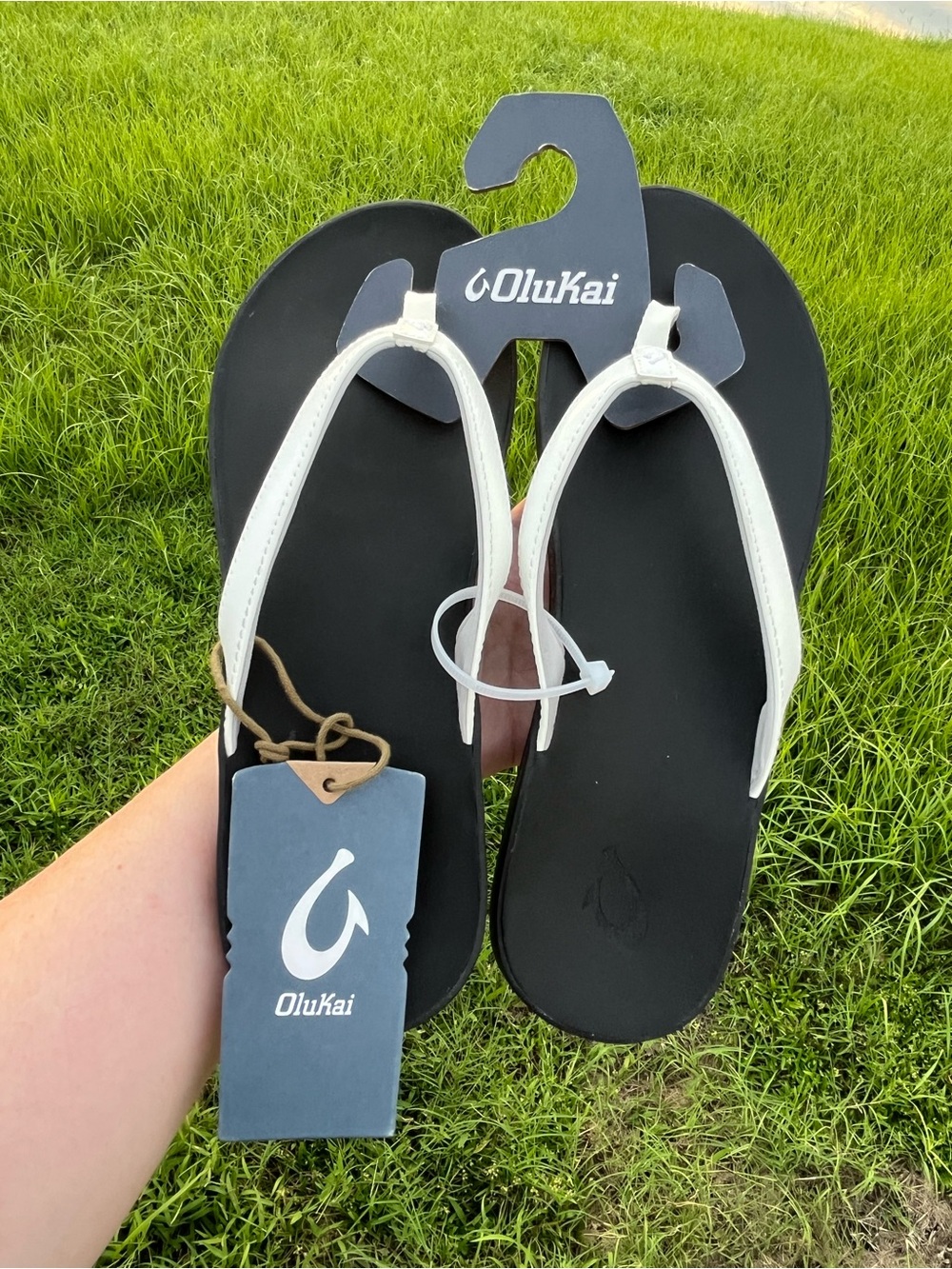NWT OluKai Women’s Black and White Flip Flop Sandals Size 11